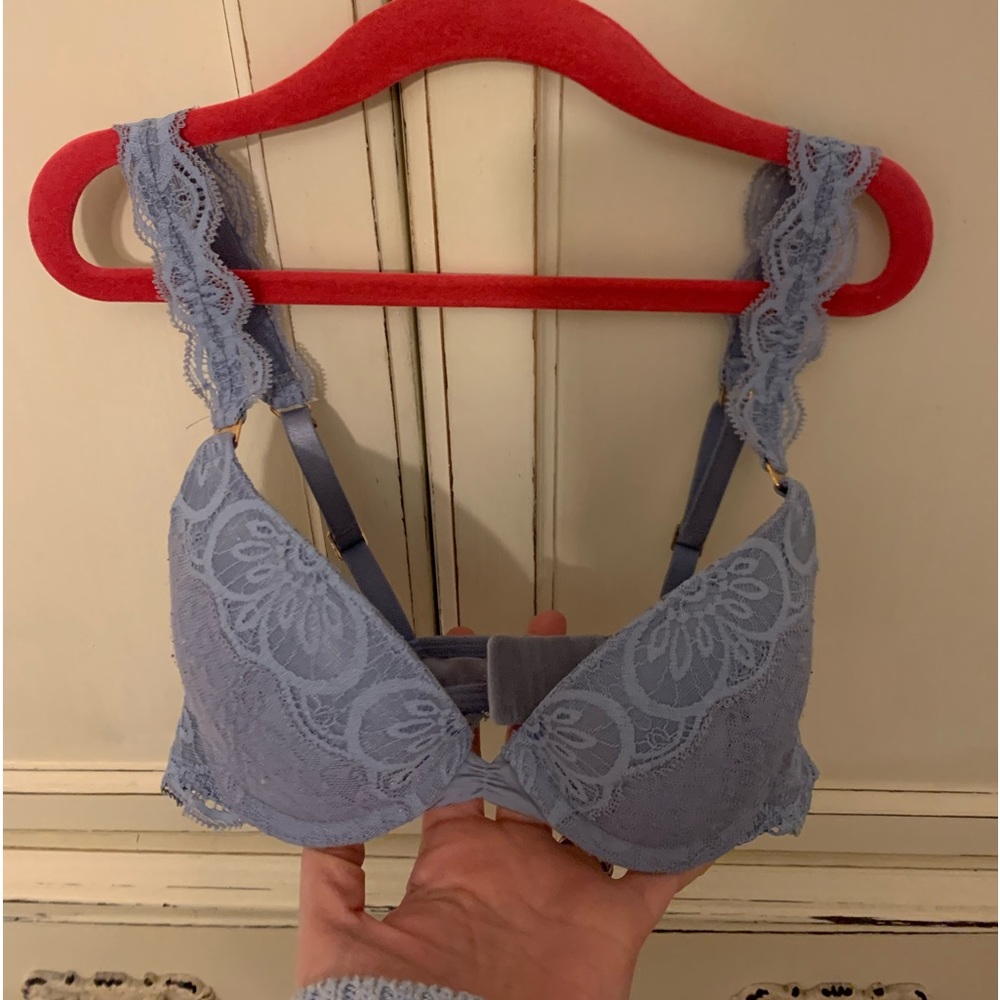 Airy 32 a cornflower blue push-up bra with removable pads